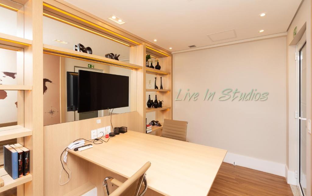 TV a/nebo společenská místnost v ubytování Studio a 100m Bosque, Centro e Cambuí- Home Office, Piscina, Sauna, Jacuzzi, Fitness