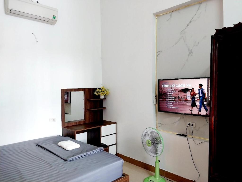 TV a/nebo společenská místnost v ubytování Nha Xanh Homestay