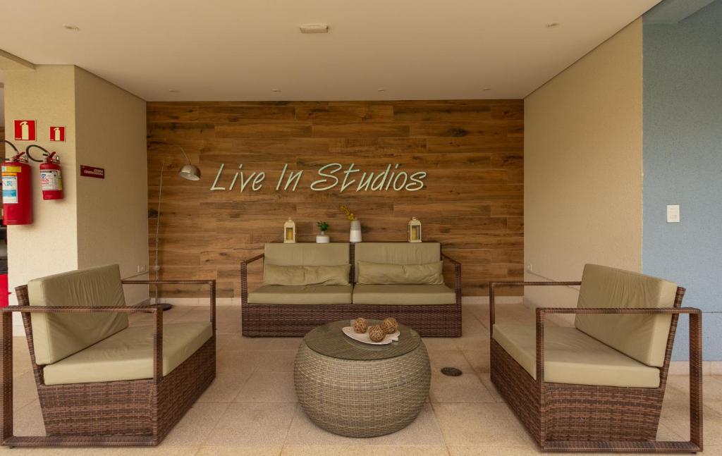 Posezení v ubytování Studio a 100m Bosque, Centro e Cambuí- Home Office, Piscina, Sauna, Jacuzzi, Fitness