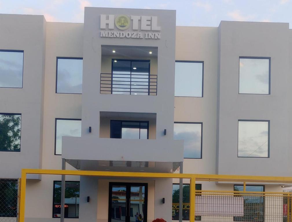 budynek z znakiem hotelu w obiekcie Hotel Mendoza Inn w mieście Comayagua