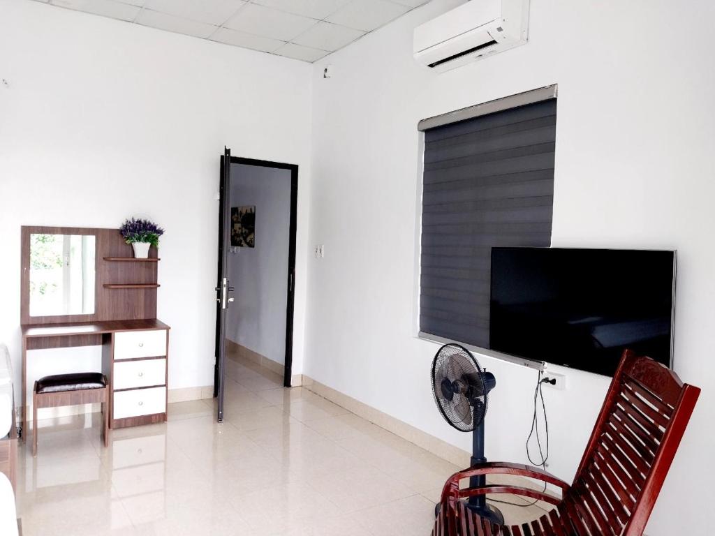 TV a/nebo společenská místnost v ubytování Nha Xanh Homestay