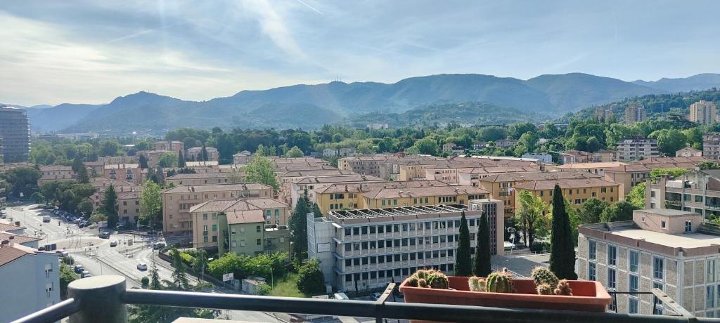 vistas a una ciudad con montañas en el fondo en Aurora appartamento, intero appartamento di 105 mq, en Terni