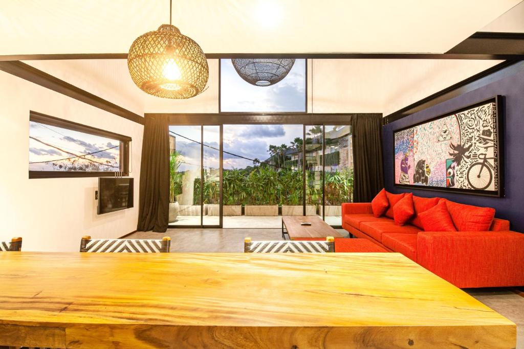 Posezení v ubytování Contemporary Loft 200m From Canggu Shoreline