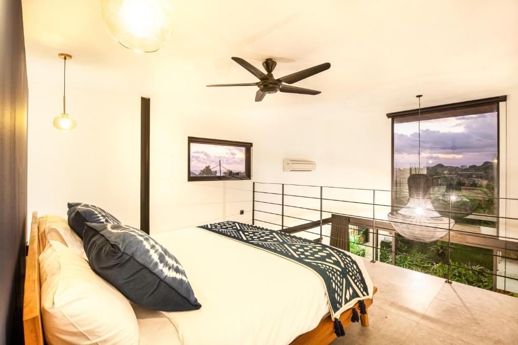 Postel nebo postele na pokoji v ubytování Contemporary Loft 200m From Canggu Shoreline