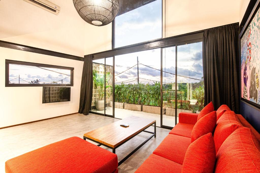 Posezení v ubytování Contemporary Loft 200m From Canggu Shoreline