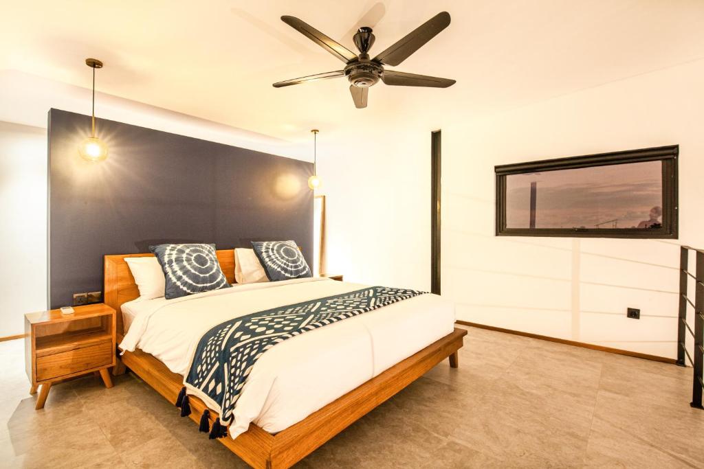 Postel nebo postele na pokoji v ubytování Contemporary Loft 200m From Canggu Shoreline