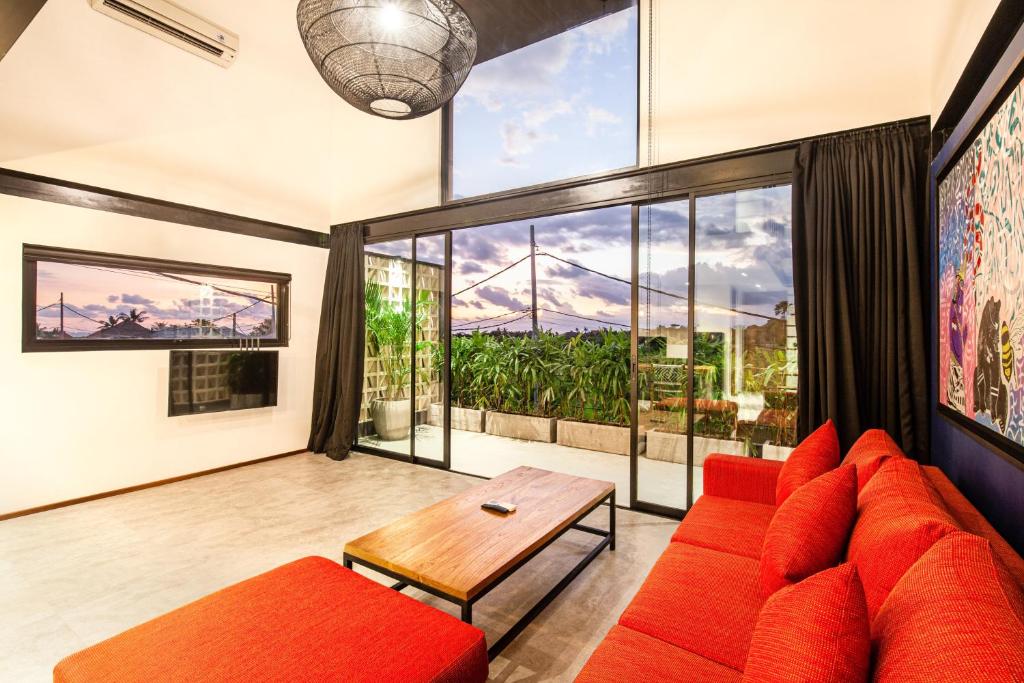 Posezení v ubytování Contemporary Loft 200m From Canggu Shoreline