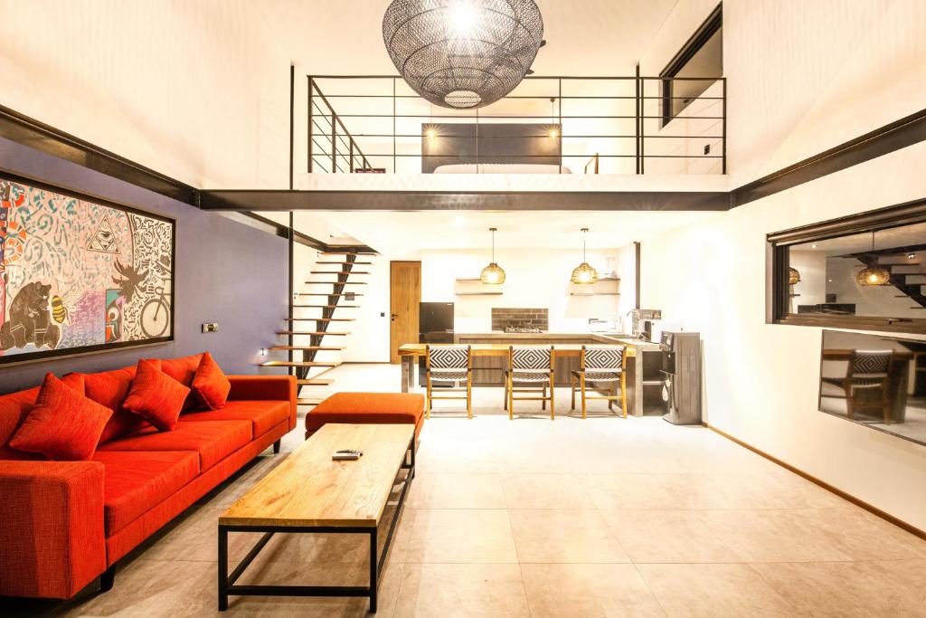 Posezení v ubytování Contemporary Loft 200m From Canggu Shoreline