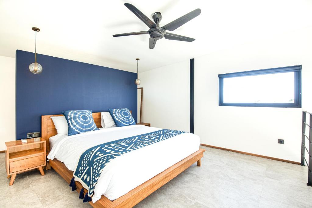 Postel nebo postele na pokoji v ubytování Contemporary Loft 200m From Canggu Shoreline