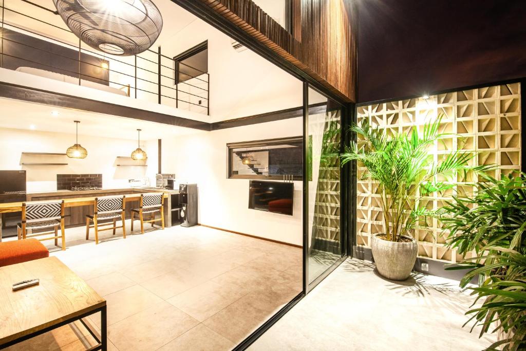 Kuchyň nebo kuchyňský kout v ubytování Contemporary Loft 200m From Canggu Shoreline