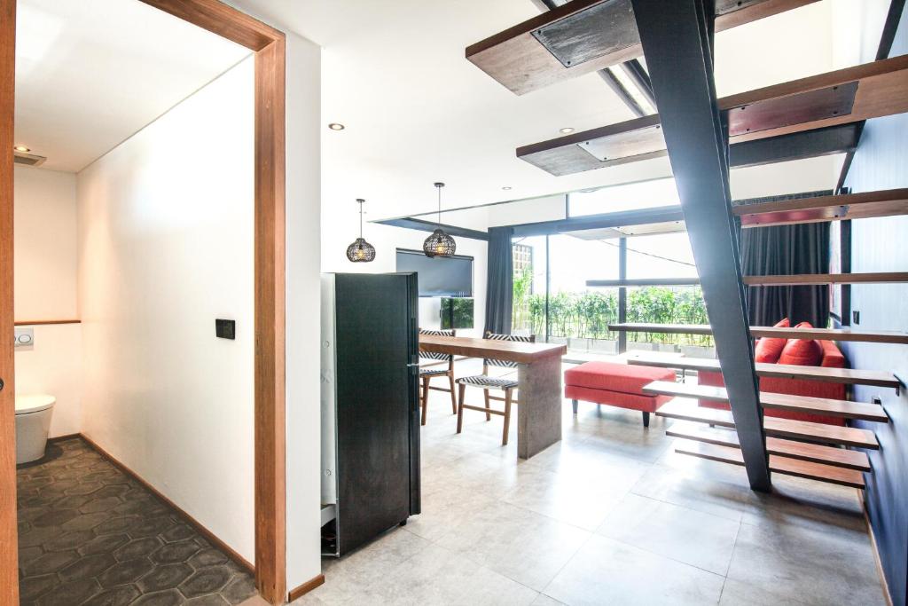 Kuchyň nebo kuchyňský kout v ubytování Contemporary Loft 200m From Canggu Shoreline