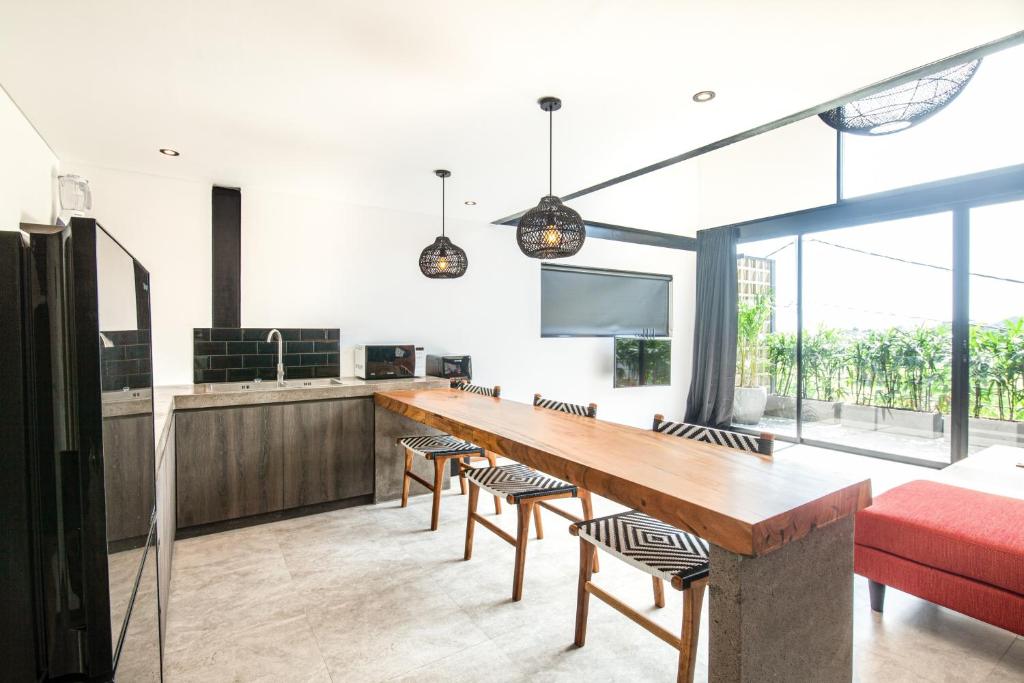 TV a/nebo společenská místnost v ubytování Contemporary Loft 200m From Canggu Shoreline