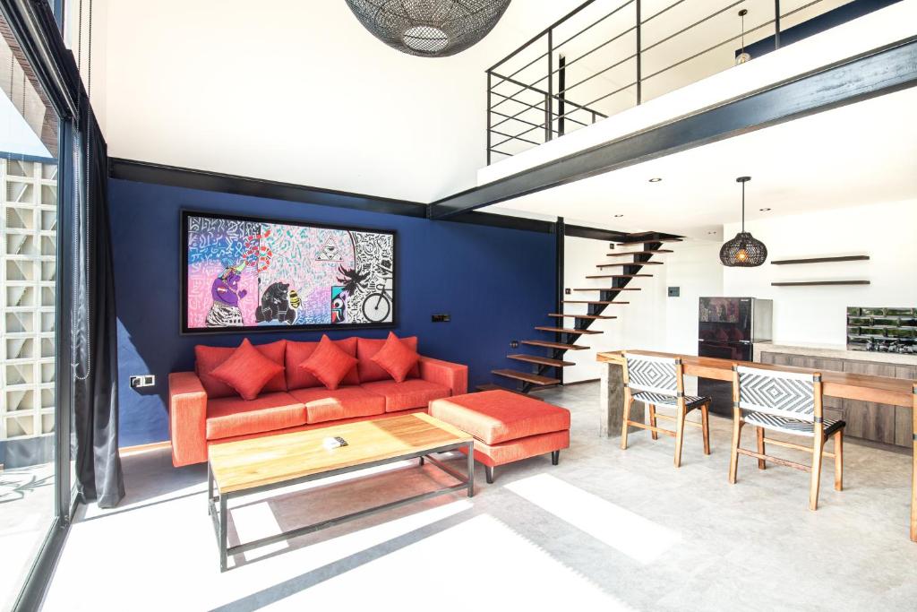 TV a/nebo společenská místnost v ubytování Contemporary Loft 200m From Canggu Shoreline