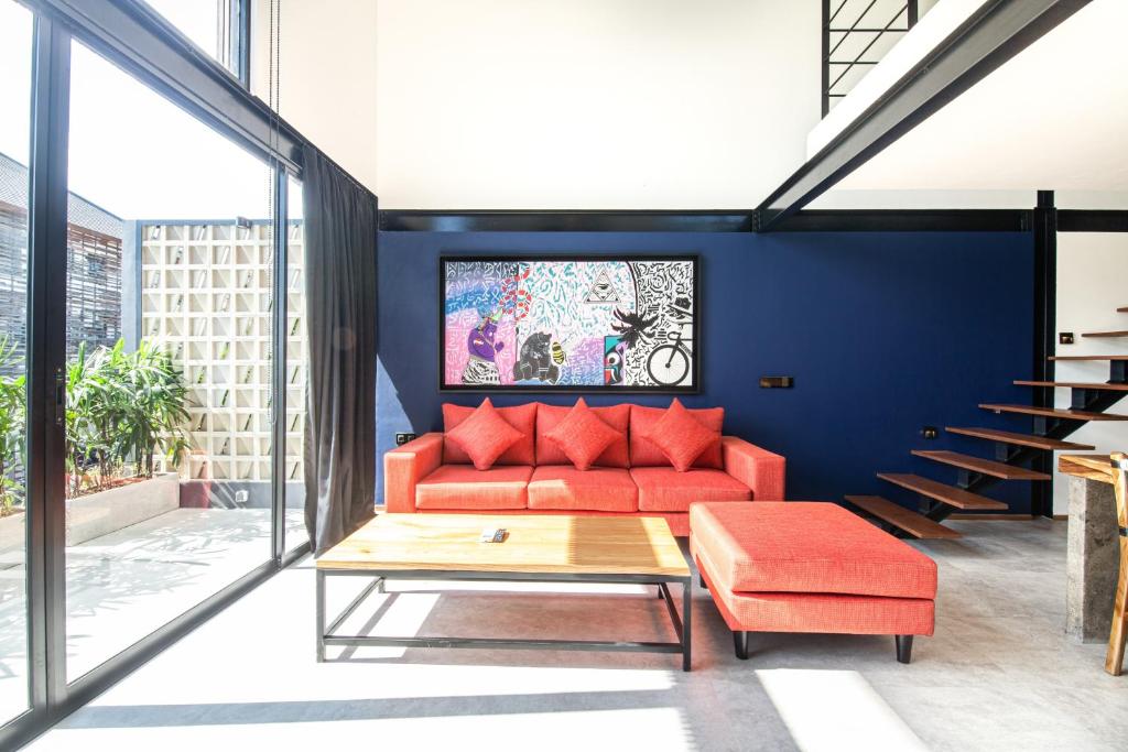 Posezení v ubytování Contemporary Loft 200m From Canggu Shoreline