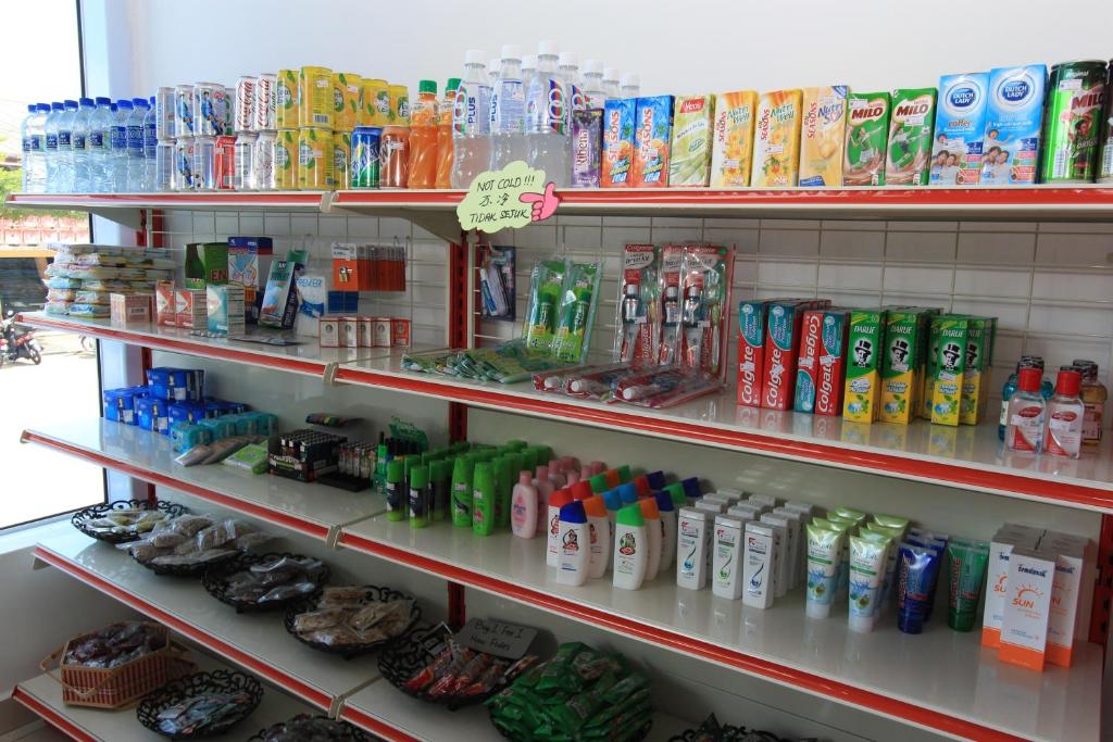Supermarket nebo jiné obchody v  hotelu nebo okolí