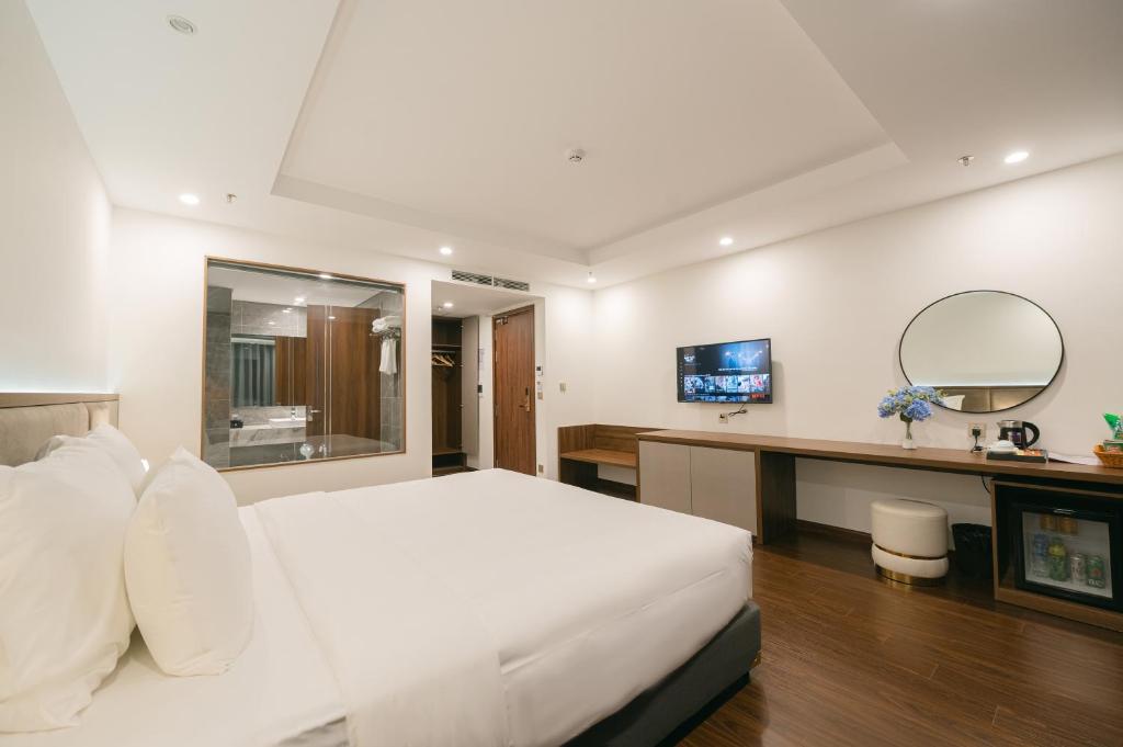 Postel nebo postele na pokoji v ubytování Love St - Hanoi Hotel