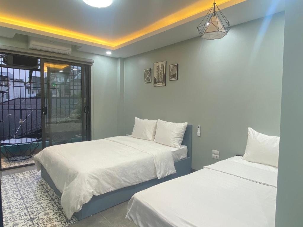 Postel nebo postele na pokoji v ubytování Hanoi Ben's Apartment and Hotel