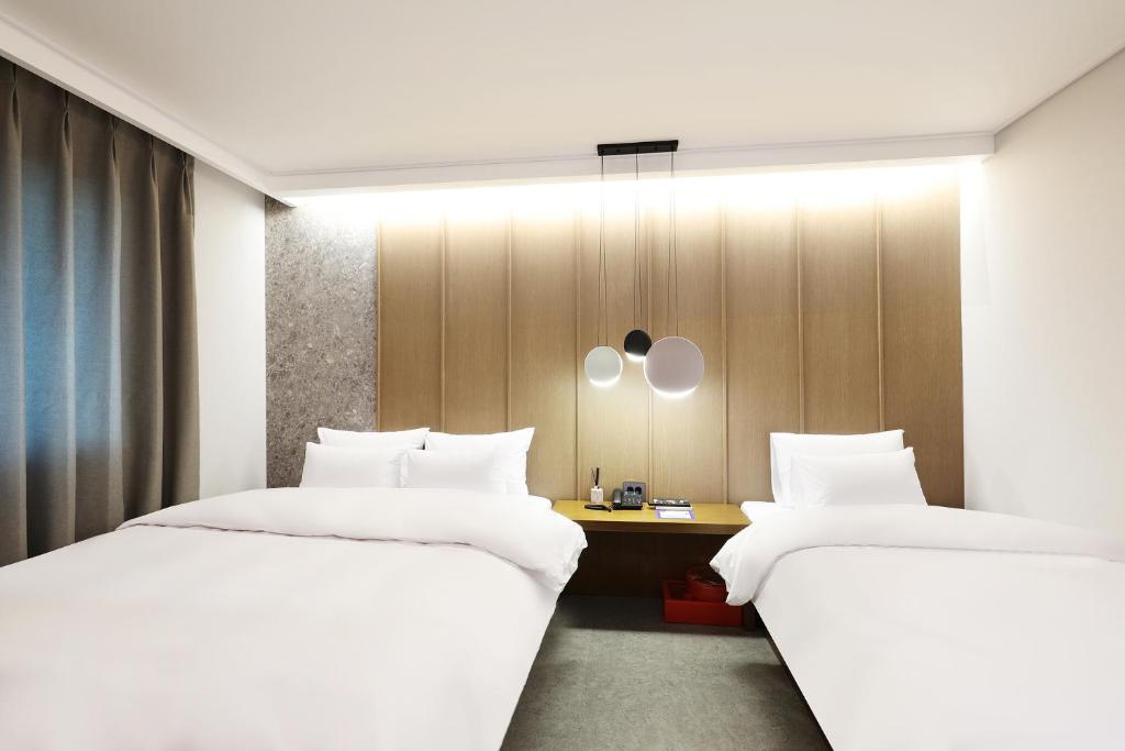 Tempat tidur dalam kamar di Browndot Incheon Airport New City