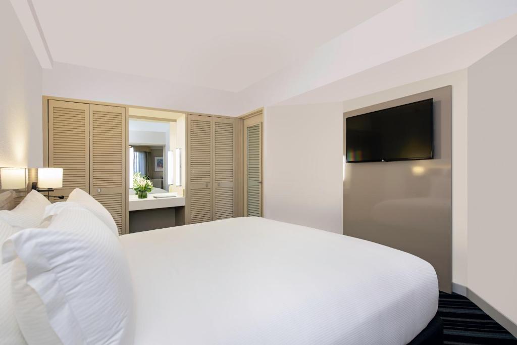 Voodi või voodid majutusasutuse DoubleTree by Hilton Esplanade Darwin toas