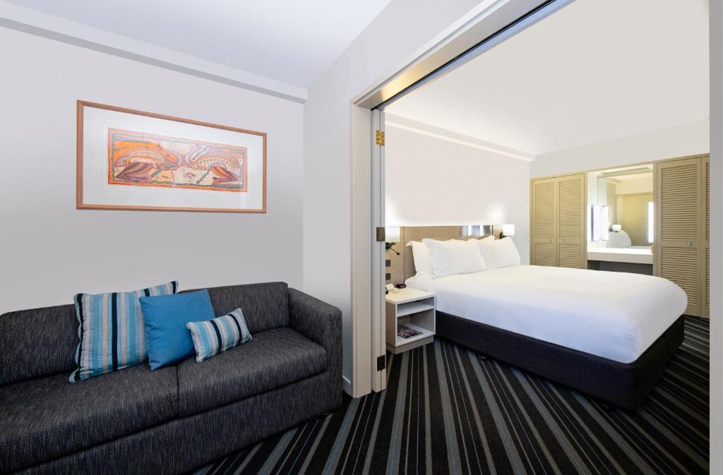 Voodi või voodid majutusasutuse DoubleTree by Hilton Esplanade Darwin toas