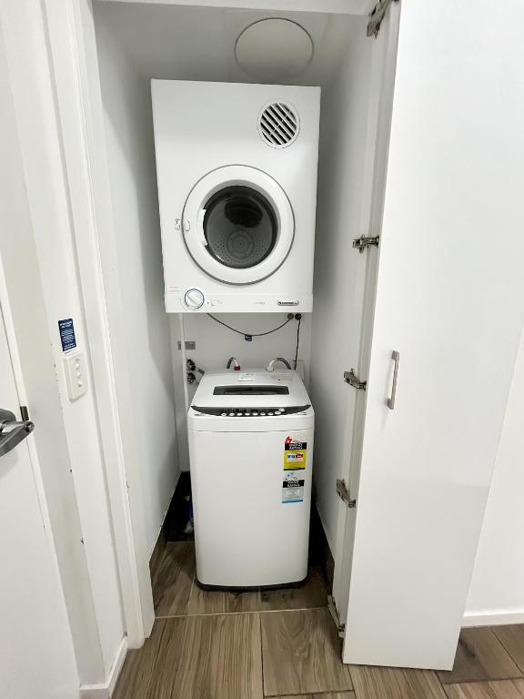 Direct Collective - Pavilion and Governor on Brookes - Resim 15