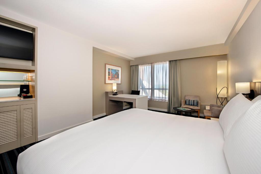 Voodi või voodid majutusasutuse DoubleTree by Hilton Esplanade Darwin toas