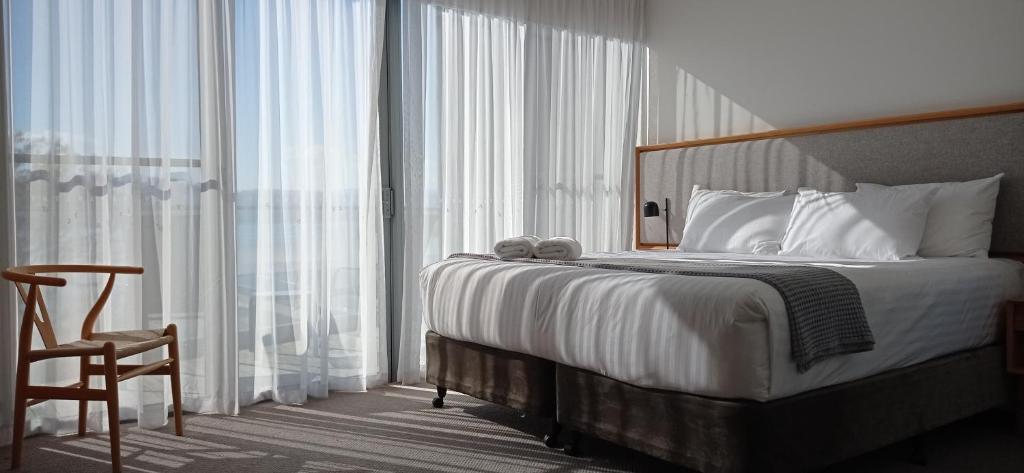 Postel nebo postele na pokoji v ubytování Rosevears Riverview Hotel