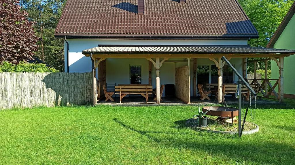 Vonkajšia záhrada v ubytovaní Apartameny Wiktoria i Nikola w Karwiku