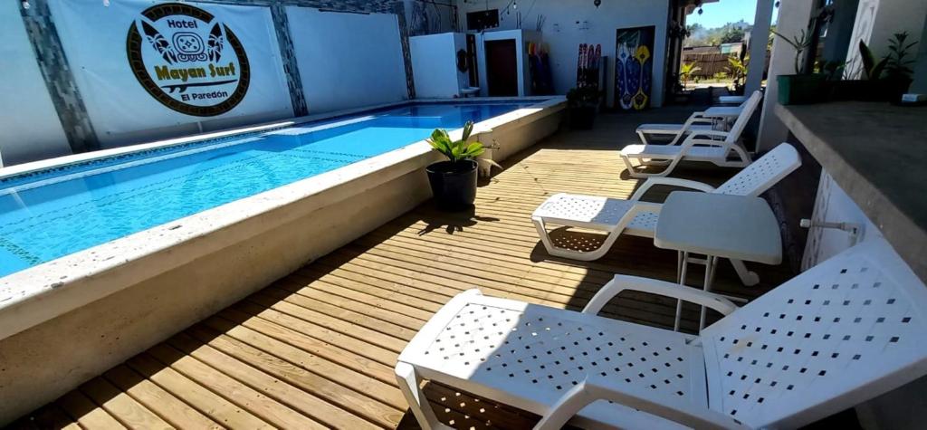 une terrasse avec des chaises et une piscine dans l'établissement MAYAN SURF HOTEL, à El Paredón Buena Vista