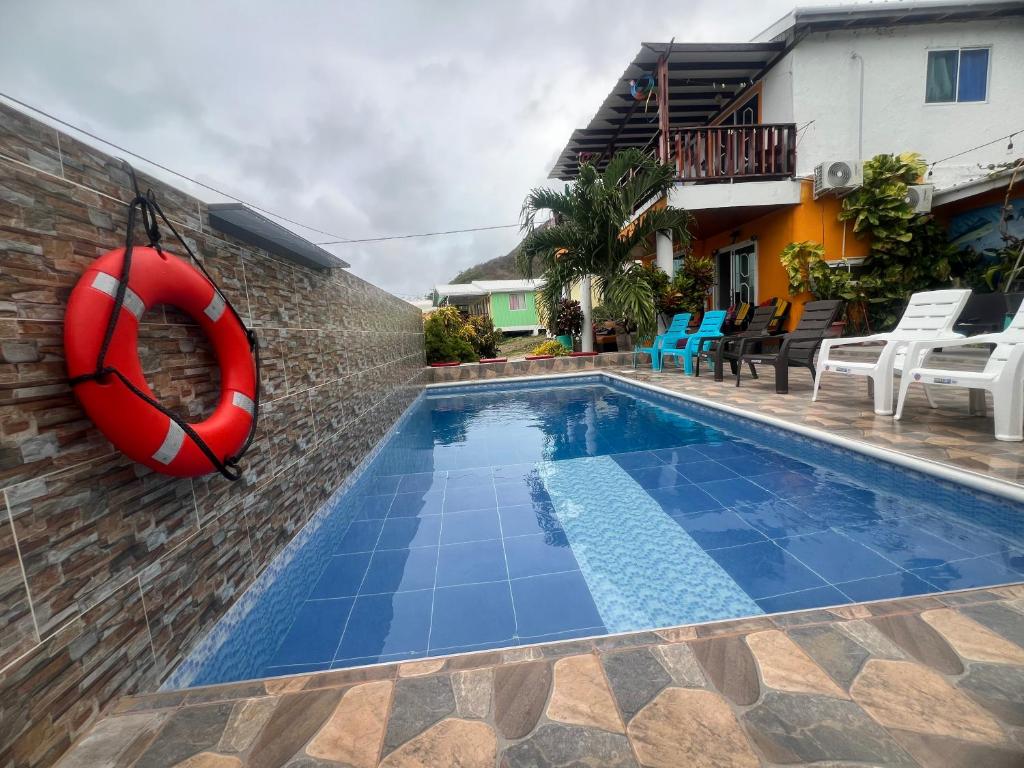 uma piscina com uma bóia vermelha ao lado de um edifício em Posada Ashanty em Providencia