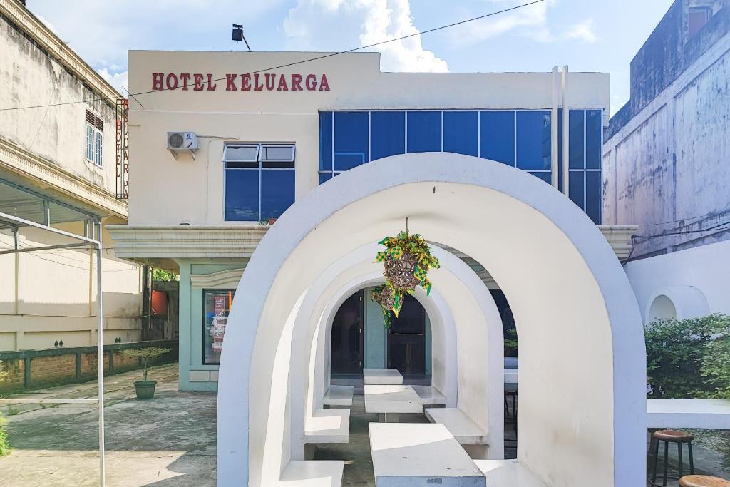 BangkoにあるRedDoorz @ Hotel Keluarga Bangkoの前方のアーチ型の建物