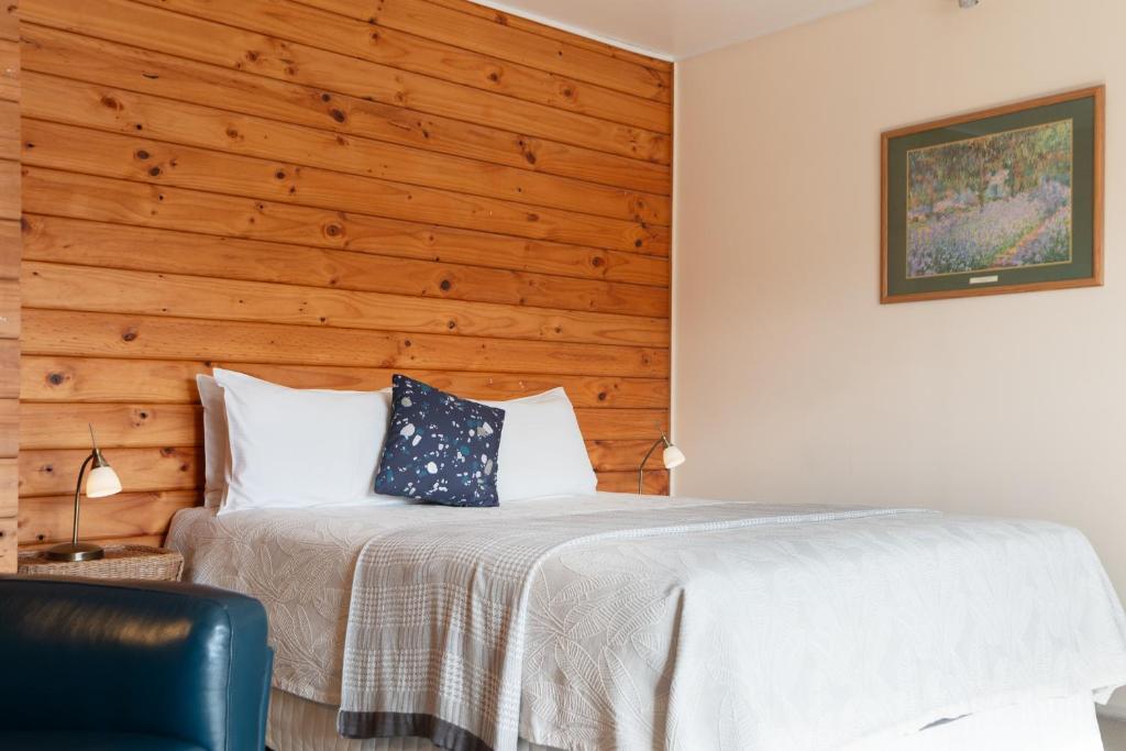 Postel nebo postele na pokoji v ubytování Fox Glacier Lodge