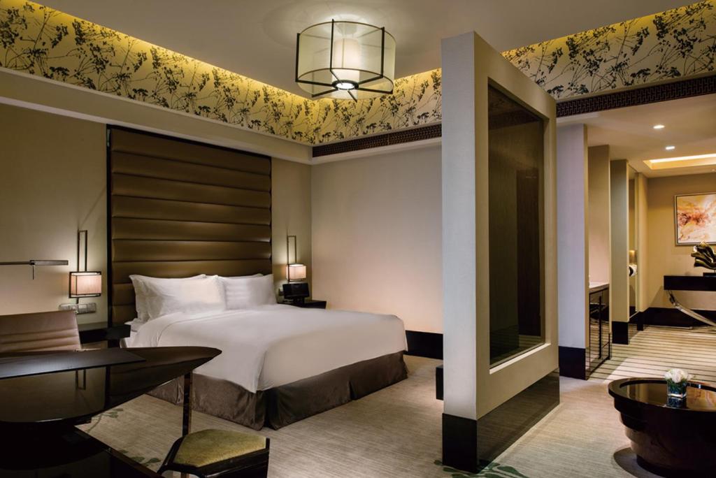 Postel nebo postele na pokoji v ubytování Crowne Plaza Hefei by IHG