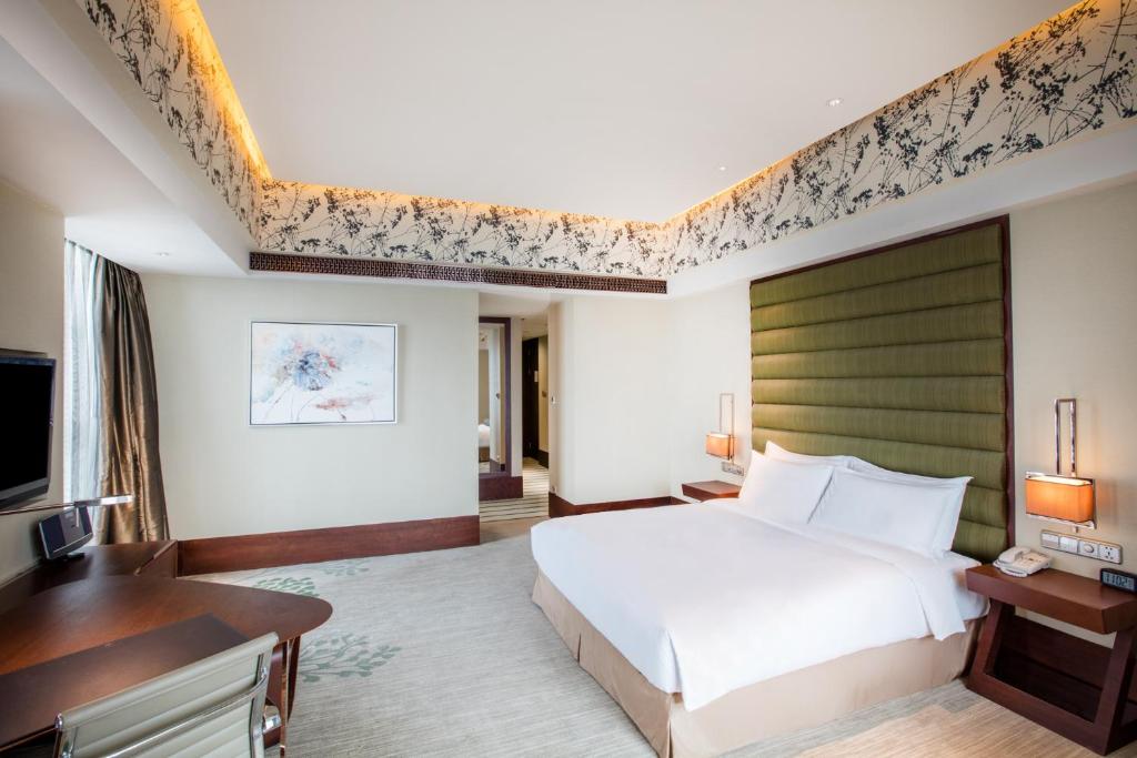 Postel nebo postele na pokoji v ubytování Crowne Plaza Hefei by IHG