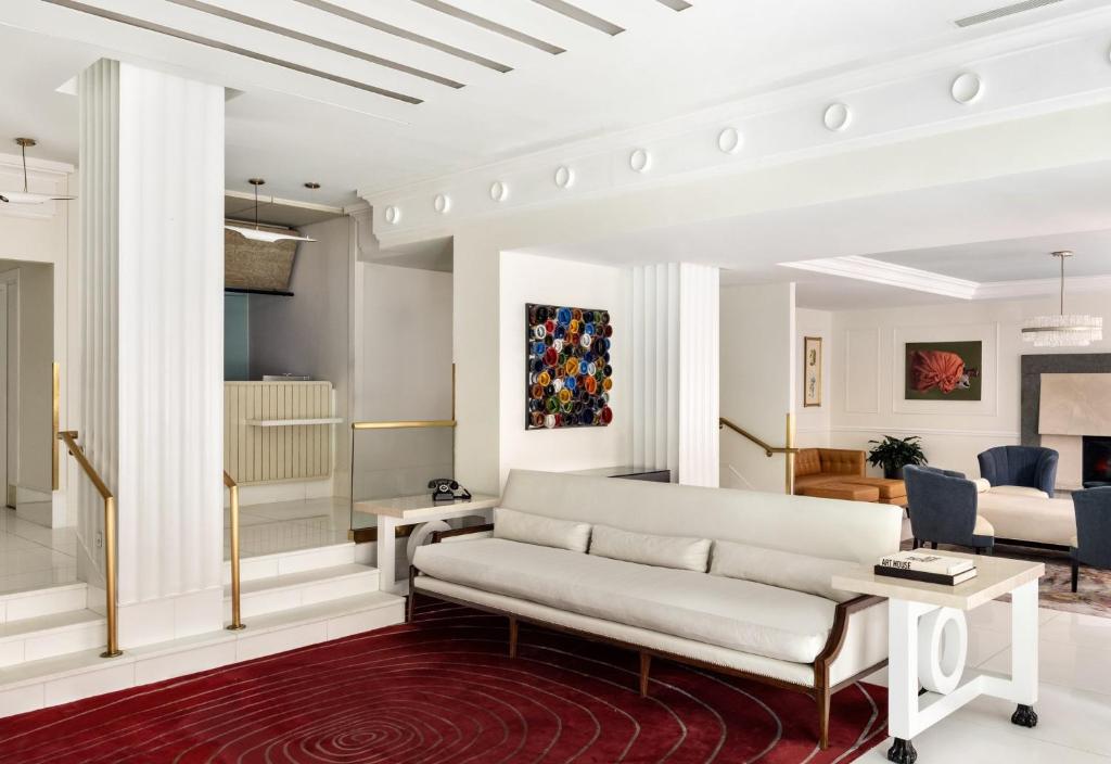 uma sala de estar com um sofá e uma mesa em 70 Park Avenue Hotel em Nova Iorque