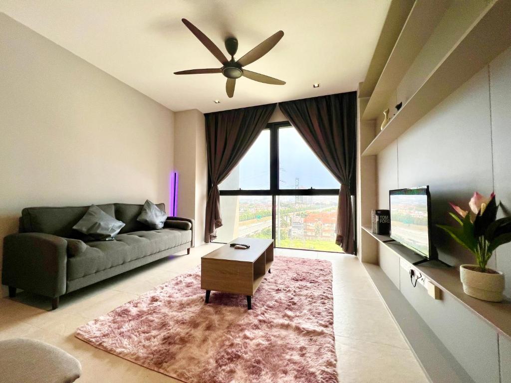 een woonkamer met een bank en een plafondventilator bij LC 1-10Pax 3Room Cozy Home 4Qbed WiFi TV Tropicana in Petaling Jaya