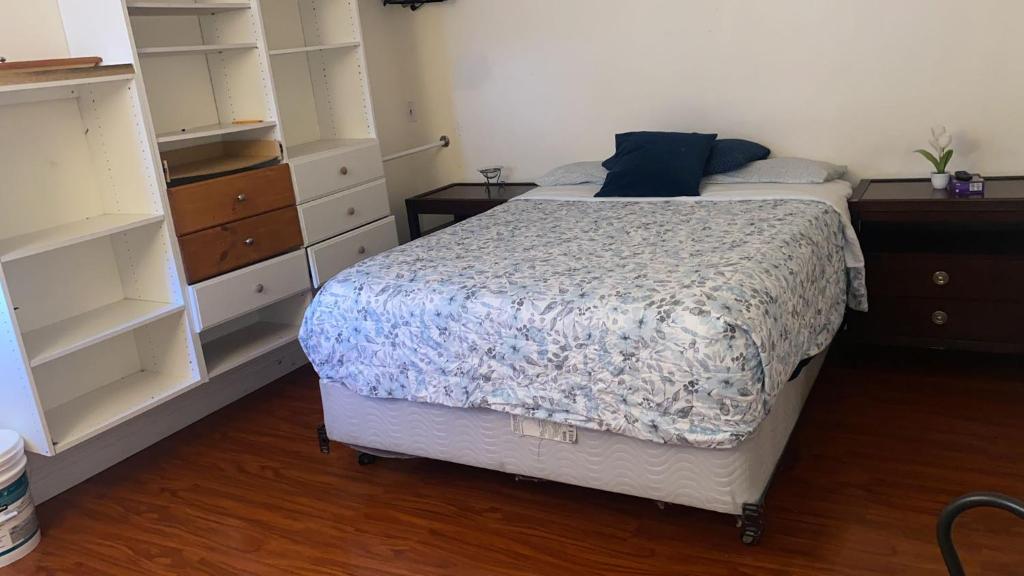 ein Schlafzimmer mit einem Bett und einer Kommode in der Unterkunft Westminster Zen Home in Westminster