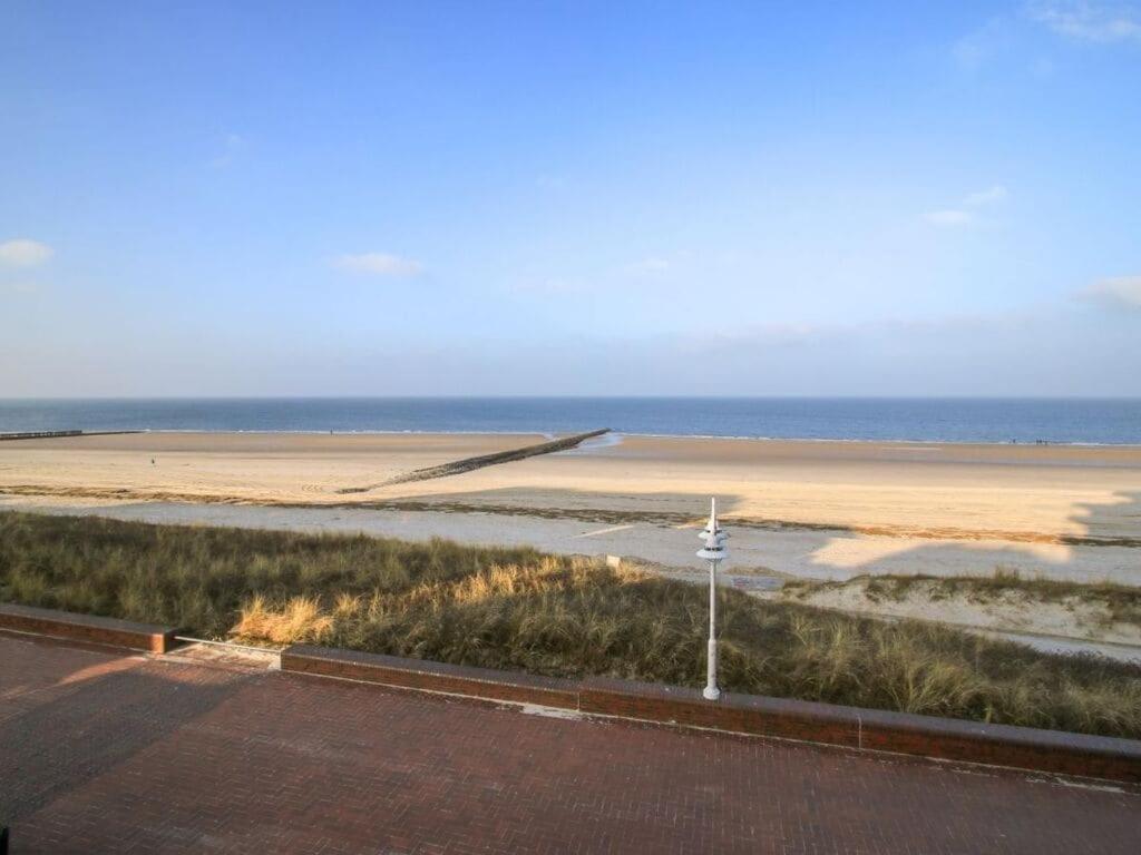 een uitzicht op een strand met de oceaan op de achtergrond bij Haas Comfortable holiday residence in Wangerooge
