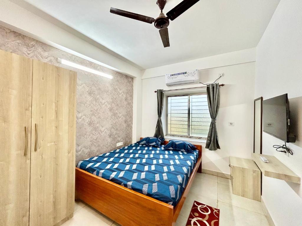 Postel nebo postele na pokoji v ubytování Yepplo Service Apartments - KOLKATA - Private Kitchen & Daily Housekeeping Service