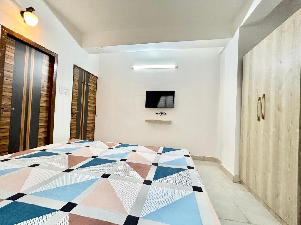 Postel nebo postele na pokoji v ubytování Yepplo Service Apartments - KOLKATA - Private Kitchen & Daily Housekeeping Service