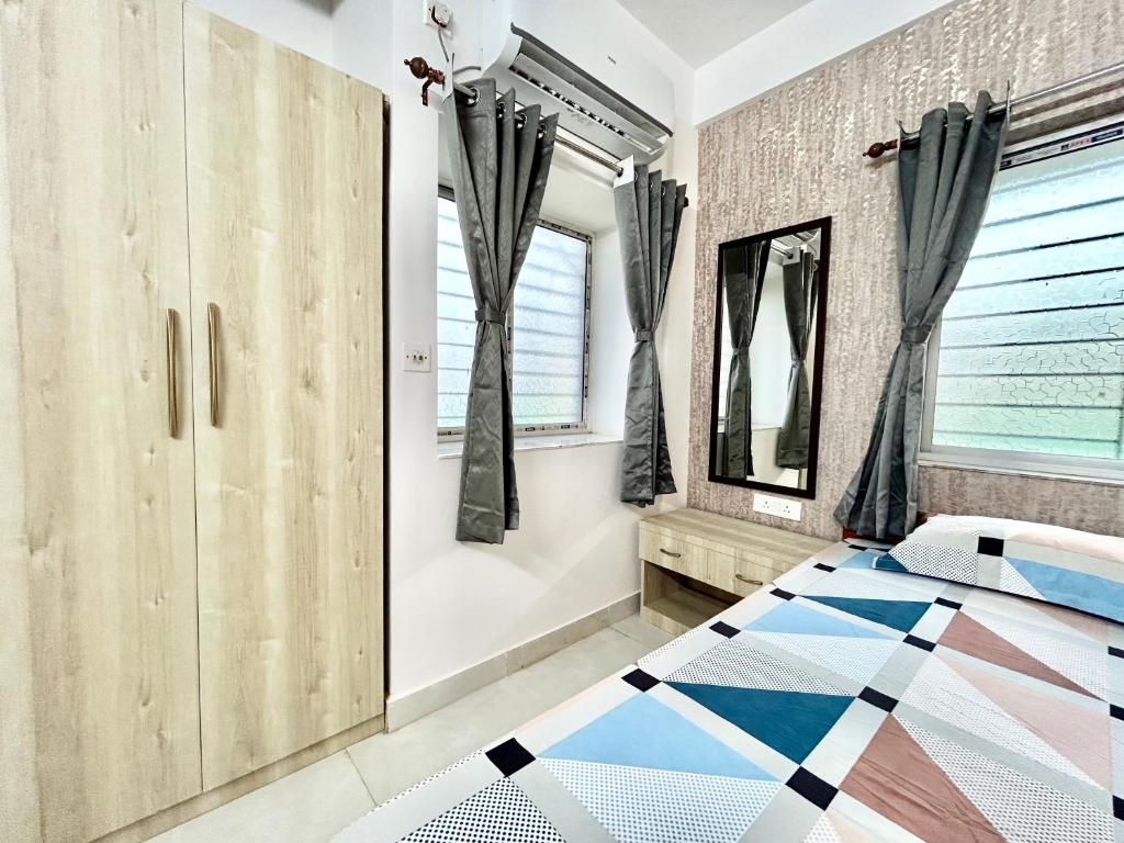 Postel nebo postele na pokoji v ubytování Yepplo Service Apartments - KOLKATA - Private Kitchen & Daily Housekeeping Service