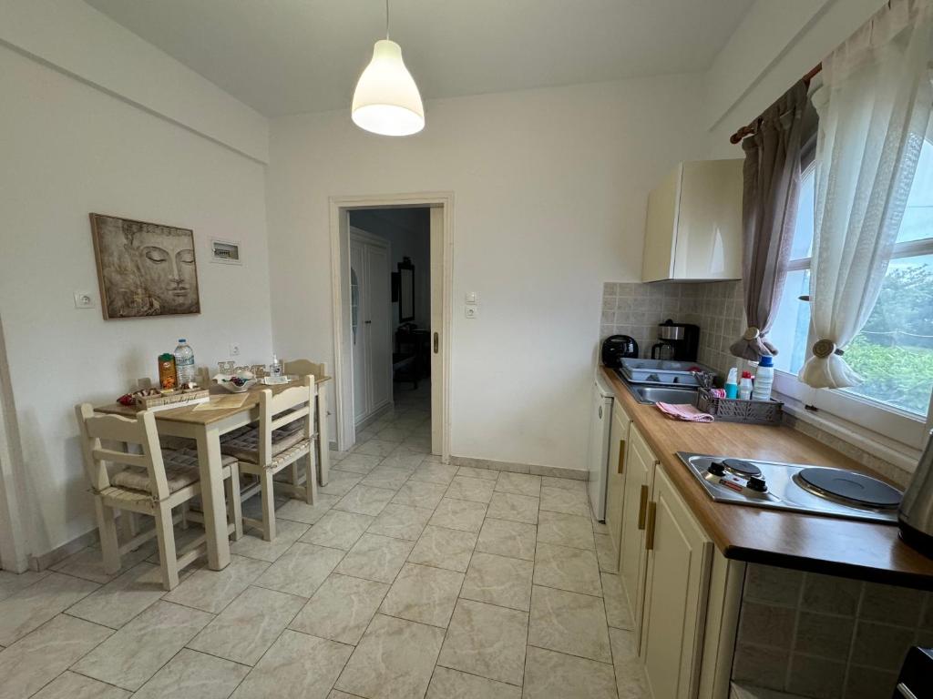 Kuchyň nebo kuchyňský kout v ubytování Sungate Villas