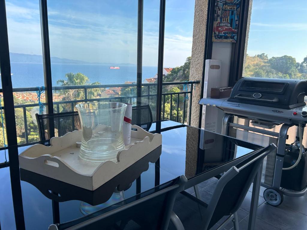une tasse en verre posée sur une table sur un balcon dans l'établissement Duplex F4 sanguinaires à 5 mn de la plage, à Ajaccio