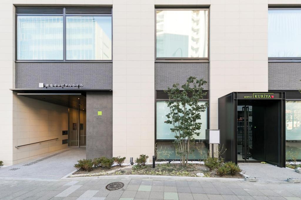 um edifício com entrada para um edifício em Ginza Capital Hotel Moegi em Tóquio