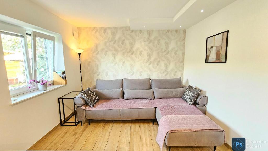 uma cama num quarto com um sofá e uma janela em New Istriaexperience em Koper