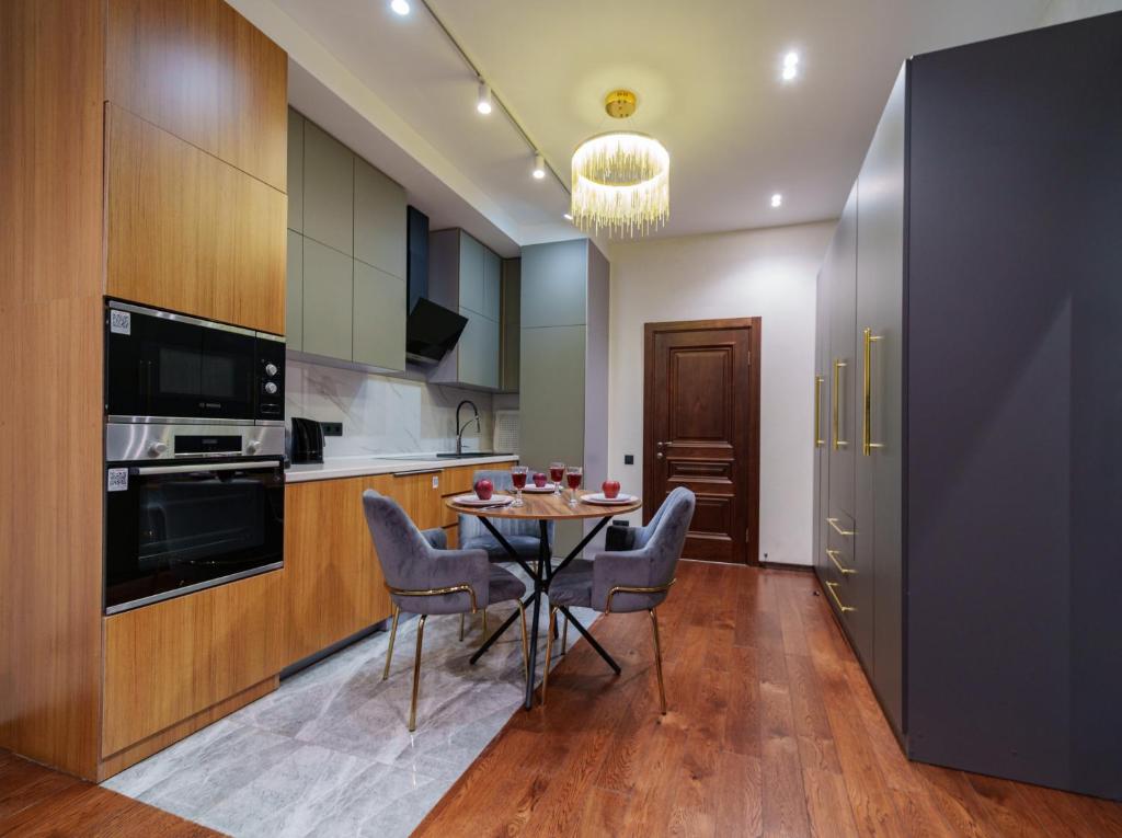 Kuchyň nebo kuchyňský kout v ubytování Arch Apart Hotel