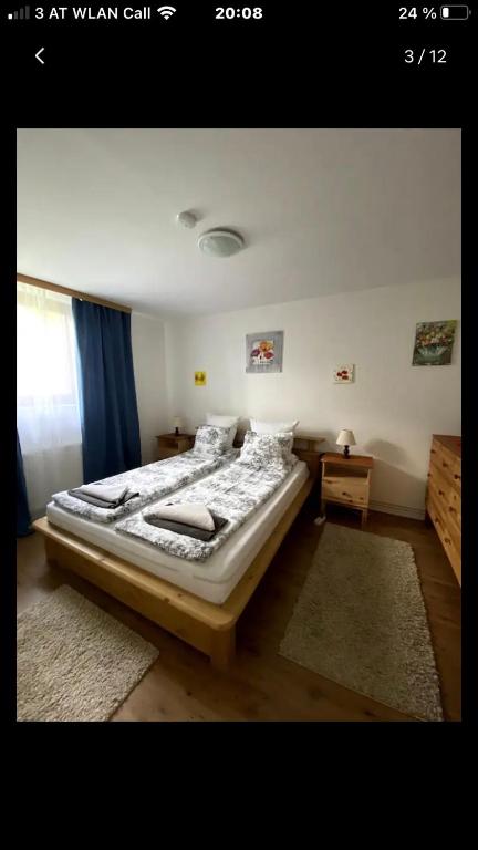 um quarto com uma cama e uma janela em Tannenhof Apartment em Steinhaus am Semmering