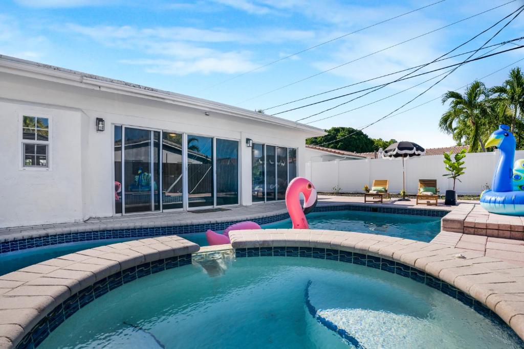 een zwembad met speelgoed voor een huis bij Phillips BunkHouse by the Sea in Fort Lauderdale