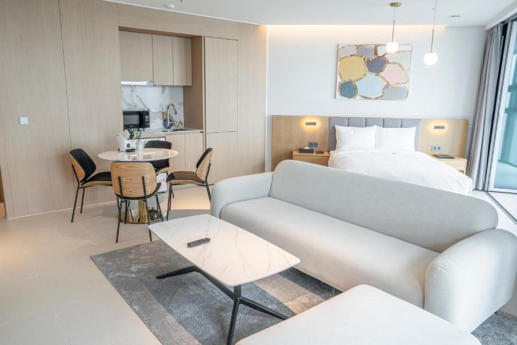 Kuchyň nebo kuchyňský kout v ubytování WAVEM HOTEL west