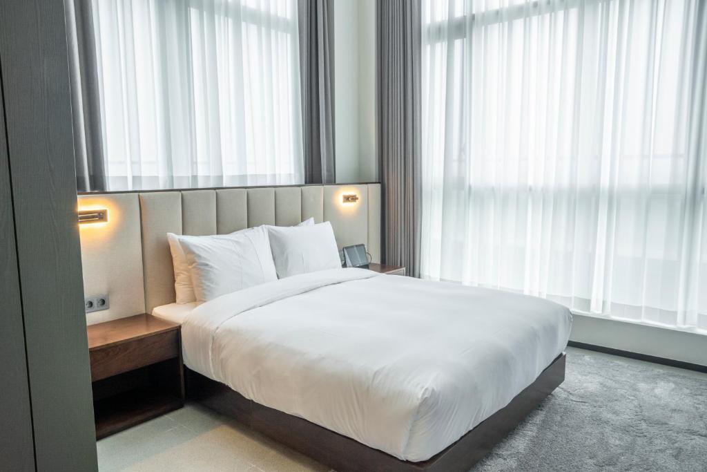 Postel nebo postele na pokoji v ubytování WAVEM HOTEL west